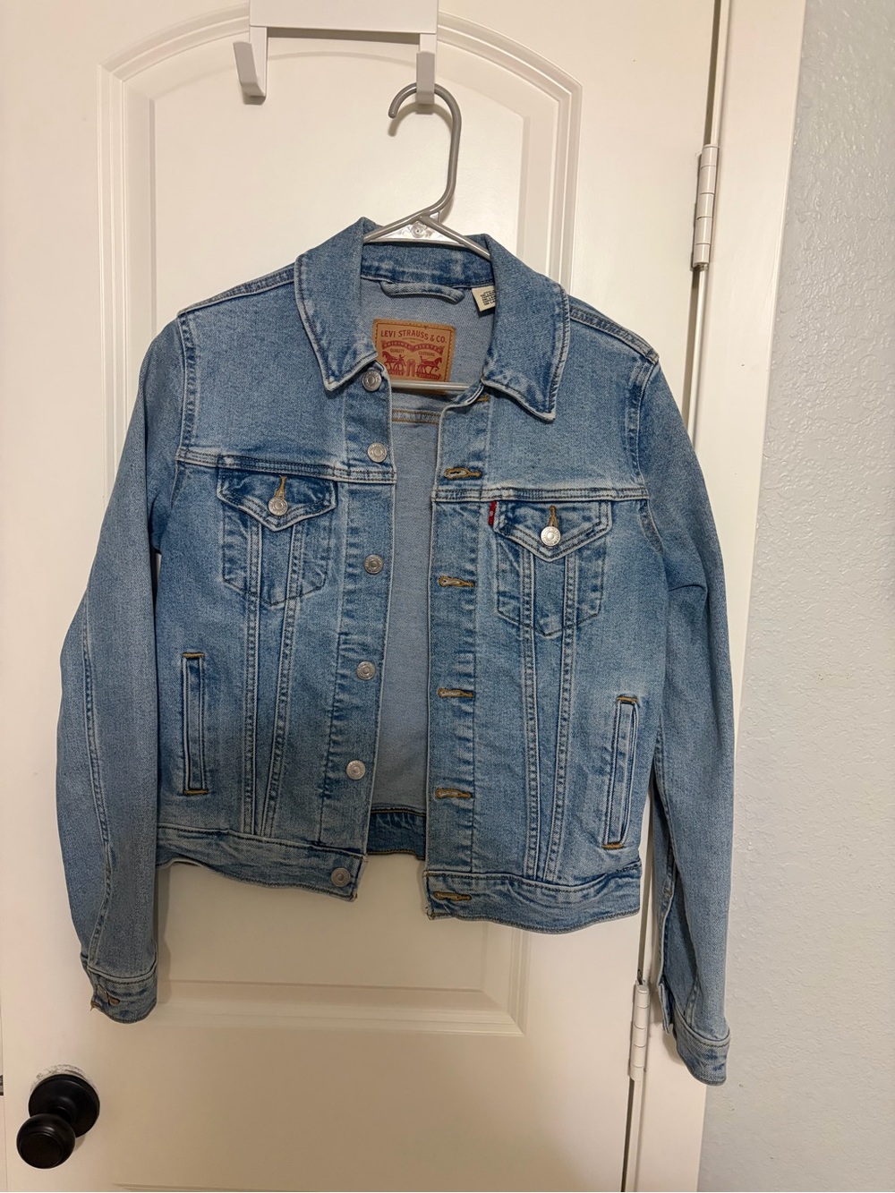 Levi's Women’s Light Blue Denim Jean Jacket - Perfect for Fall Layers!